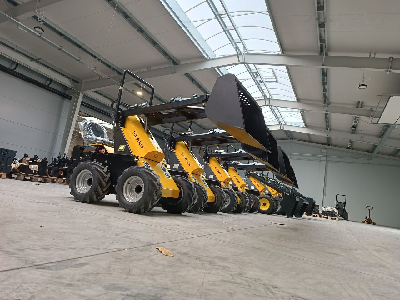 Tur Poland Mini Loader TUR N 520 Mini Hoflader Kompaktlader Briggs&Stratton - Kompaktlastare/ Slirstyrda lastare: bild 1 Tur Poland Mini Loader TUR N 520 Mini Hoflader Kompaktlader Briggs&Stratton - Kompaktlastare/ Slirstyrda lastare: bild 1