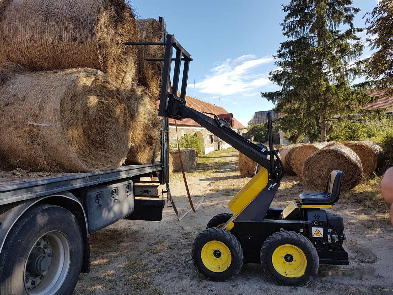 Tur Poland Miniradlader Miniloader Mini hoflader TUR N 520 Briggs&Stratton - Kompaktlastare/ Slirstyrda lastare: bild 1 Tur Poland Miniradlader Miniloader Mini hoflader TUR N 520 Briggs&Stratton - Kompaktlastare/ Slirstyrda lastare: bild 1