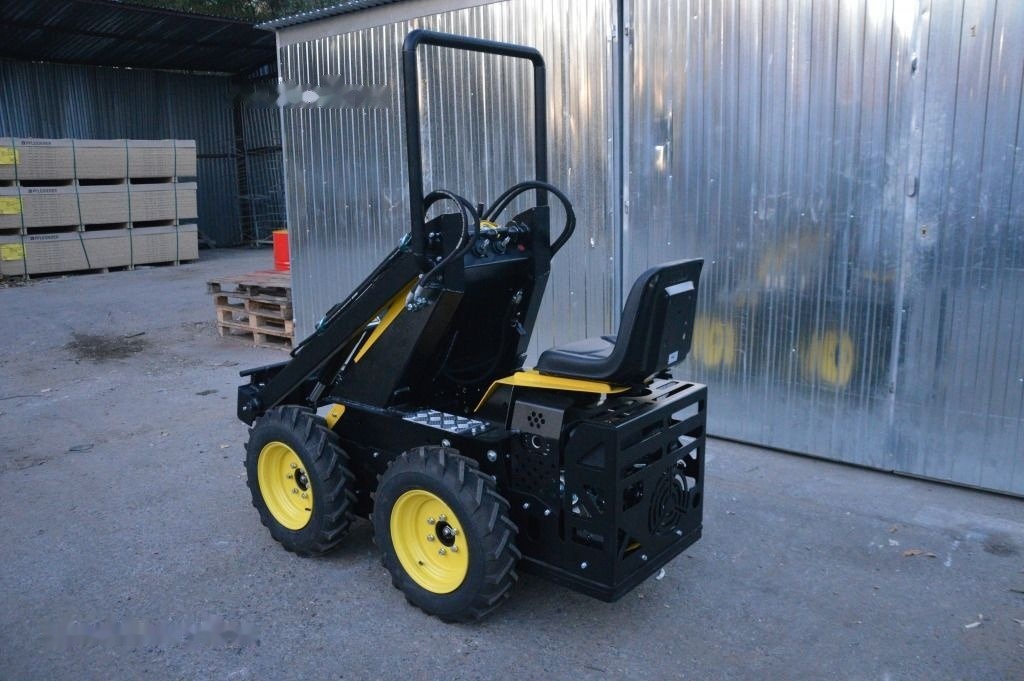 Tur Poland Miniradlader Miniloader Mini hoflader TUR N 520 Briggs&Stratton - Kompaktlastare/ Slirstyrda lastare: bild 4 Tur Poland Miniradlader Miniloader Mini hoflader TUR N 520 Briggs&Stratton - Kompaktlastare/ Slirstyrda lastare: bild 4