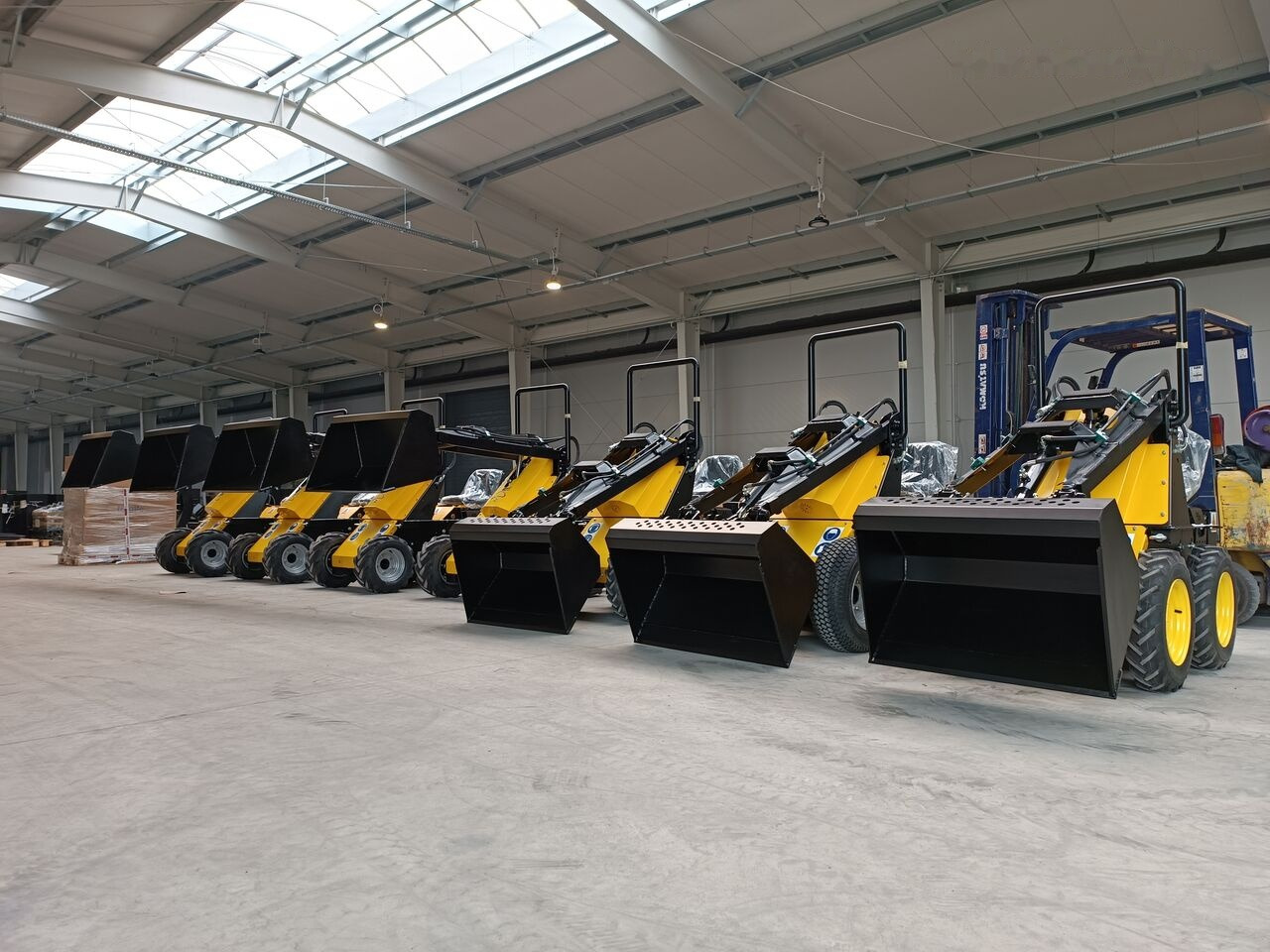 Tur Poland Radlader Mini loader Mini Hoflader N 520 - Kompaktlastare/ Slirstyrda lastare: bild 1 Tur Poland Radlader Mini loader Mini Hoflader N 520 - Kompaktlastare/ Slirstyrda lastare: bild 1