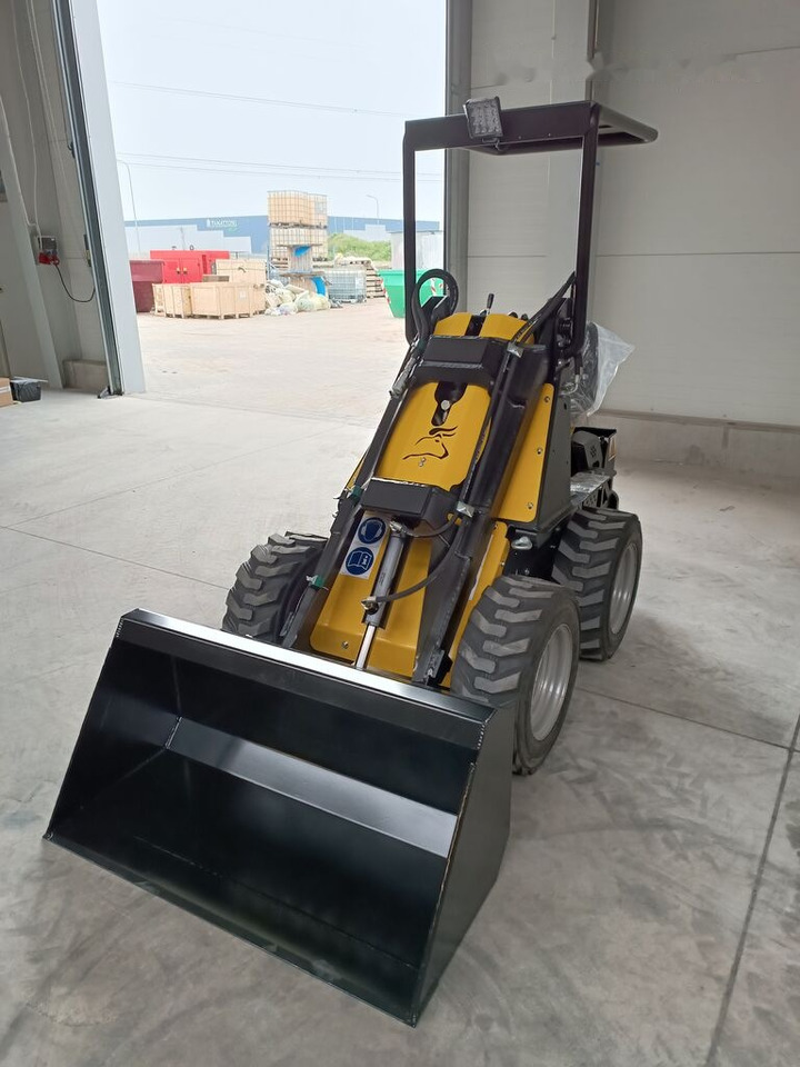 Tur Poland Radlader Mini loader Mini Hoflader N 520 - Kompaktlastare/ Slirstyrda lastare: bild 2 Tur Poland Radlader Mini loader Mini Hoflader N 520 - Kompaktlastare/ Slirstyrda lastare: bild 2