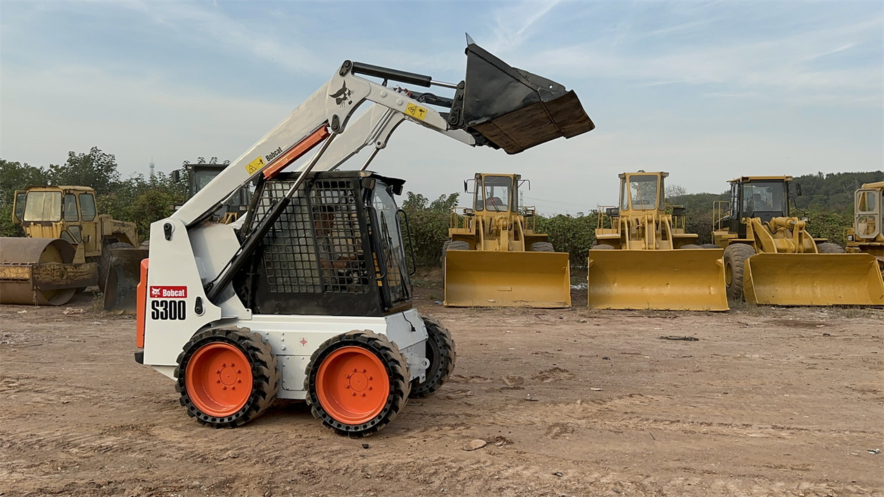 BOBCAT S300 - Kompaktlastare/ Slirstyrda lastare: bild 1 BOBCAT S300 - Kompaktlastare/ Slirstyrda lastare: bild 1