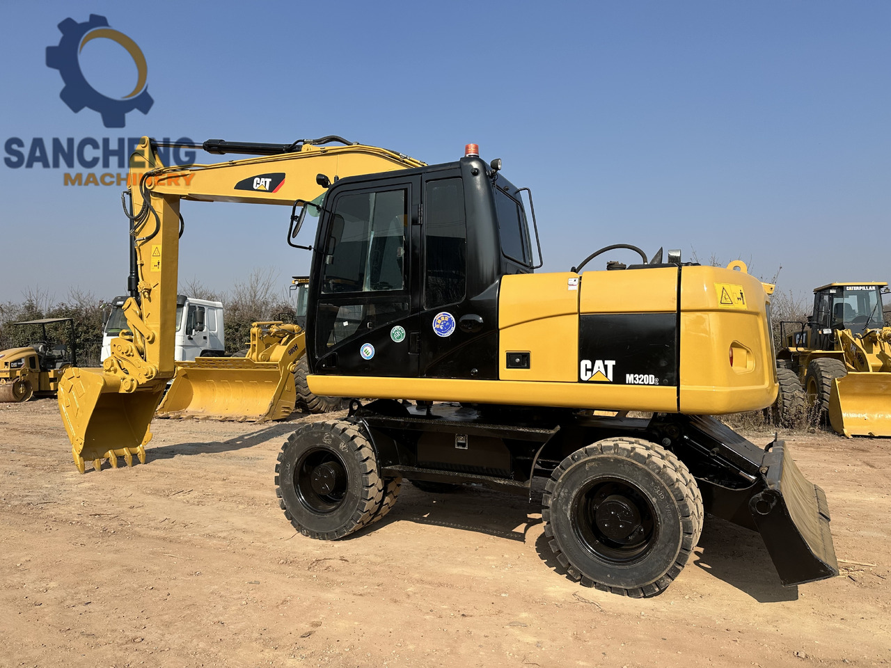 CATERPILLAR M320D2 - Grävmaskin på däck: bild 1 CATERPILLAR M320D2 - Grävmaskin på däck: bild 1