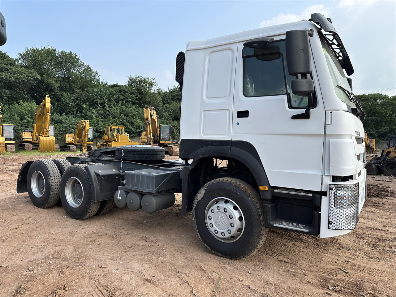 SINOTRUK HOWO 371 Tractor 6X4 - Dragbil: bild 1 SINOTRUK HOWO 371 Tractor 6X4 - Dragbil: bild 1