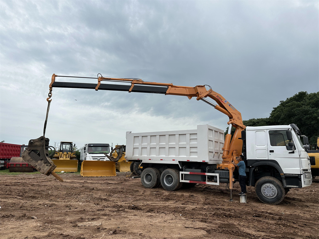 HOWO 371 Mounted Crane Dump truck - Kranbil: bild 3 HOWO 371 Mounted Crane Dump truck - Kranbil: bild 3