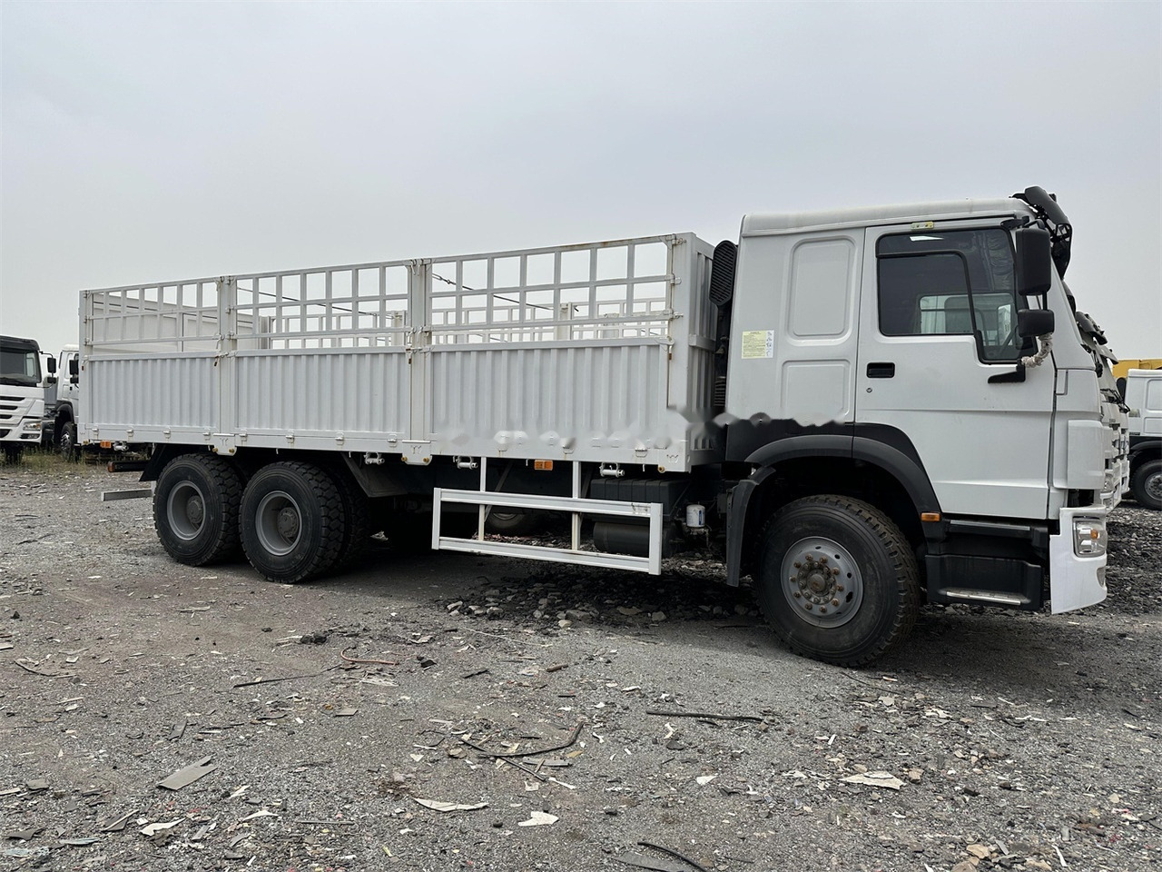 SINOTRUK HOWO 371 Cargo truck - Djurtransport lastbil: bild 2 SINOTRUK HOWO 371 Cargo truck - Djurtransport lastbil: bild 2