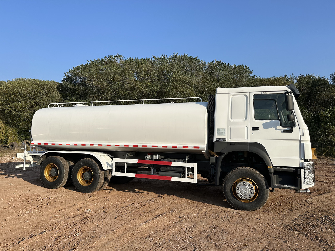 SINOTRUK HOWO 371 Water Tanker Truck - Tankbil: bild 3 SINOTRUK HOWO 371 Water Tanker Truck - Tankbil: bild 3