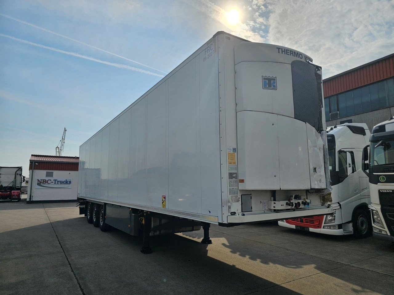 Schmitz Cargobull NKS * DOPPELST. * UNFALL * THERMOK. * LIFT * - Kyl/ Frys semitrailer: bild 1 Schmitz Cargobull NKS * DOPPELST. * UNFALL * THERMOK. * LIFT * - Kyl/ Frys semitrailer: bild 1
