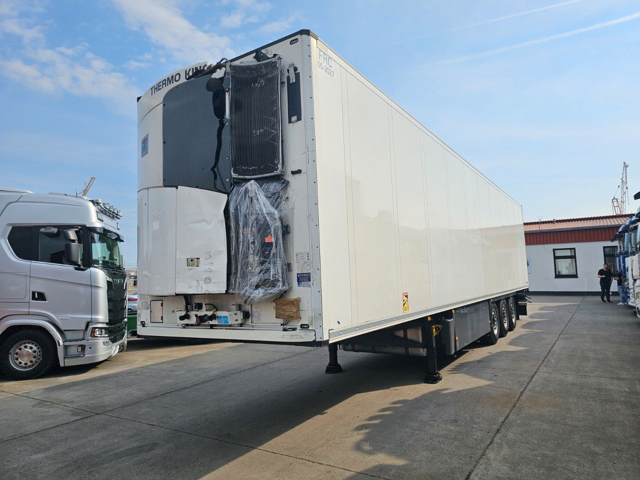 Schmitz Cargobull NKS * DOPPELST. * UNFALL * THERMOK. * LIFT * - Kyl/ Frys semitrailer: bild 3 Schmitz Cargobull NKS * DOPPELST. * UNFALL * THERMOK. * LIFT * - Kyl/ Frys semitrailer: bild 3