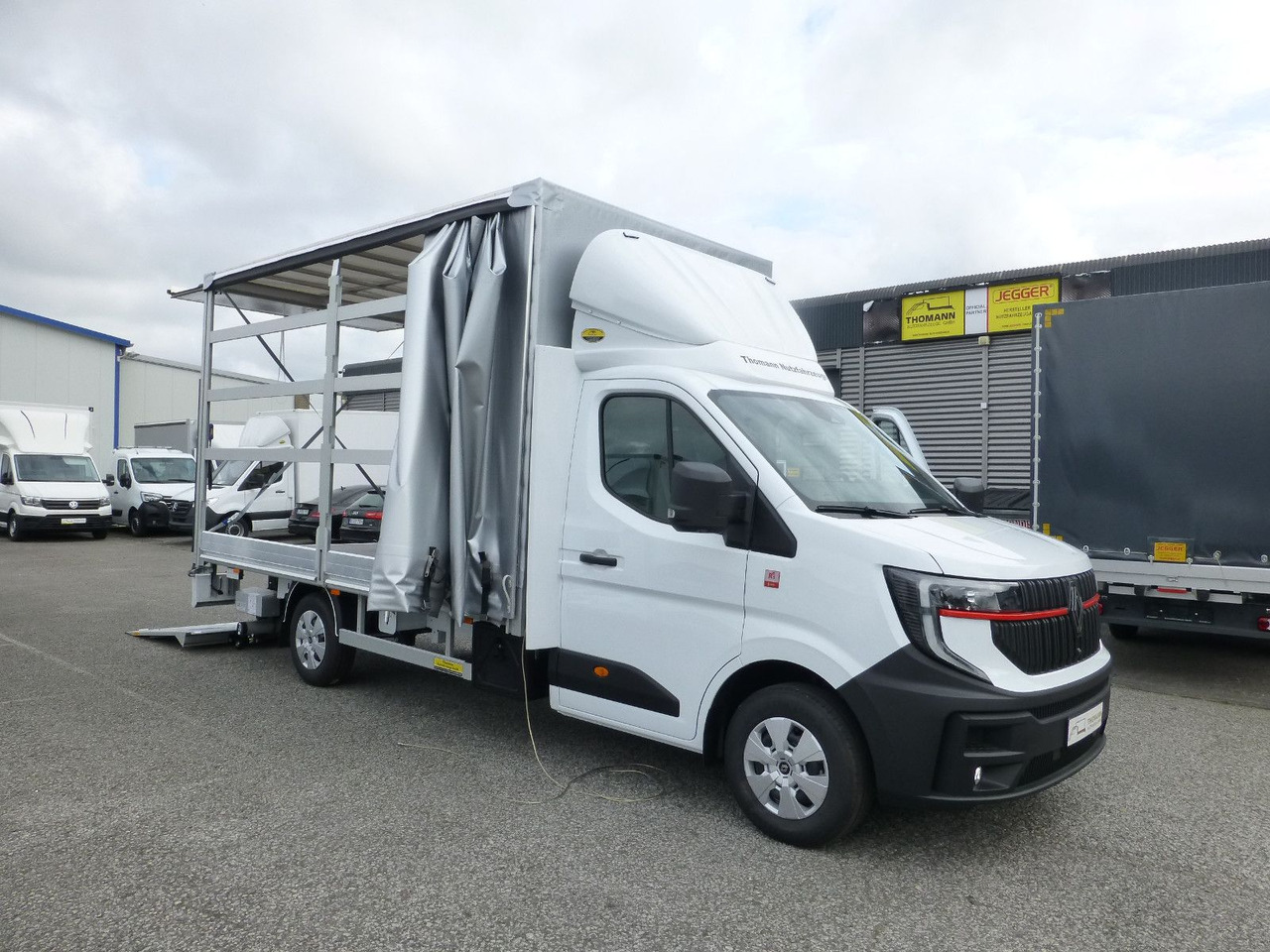 Renault NEW Master Pritsche Plane BÄR Ladebordwand - Transportbil med kapell: bild 1 Renault NEW Master Pritsche Plane BÄR Ladebordwand - Transportbil med kapell: bild 1