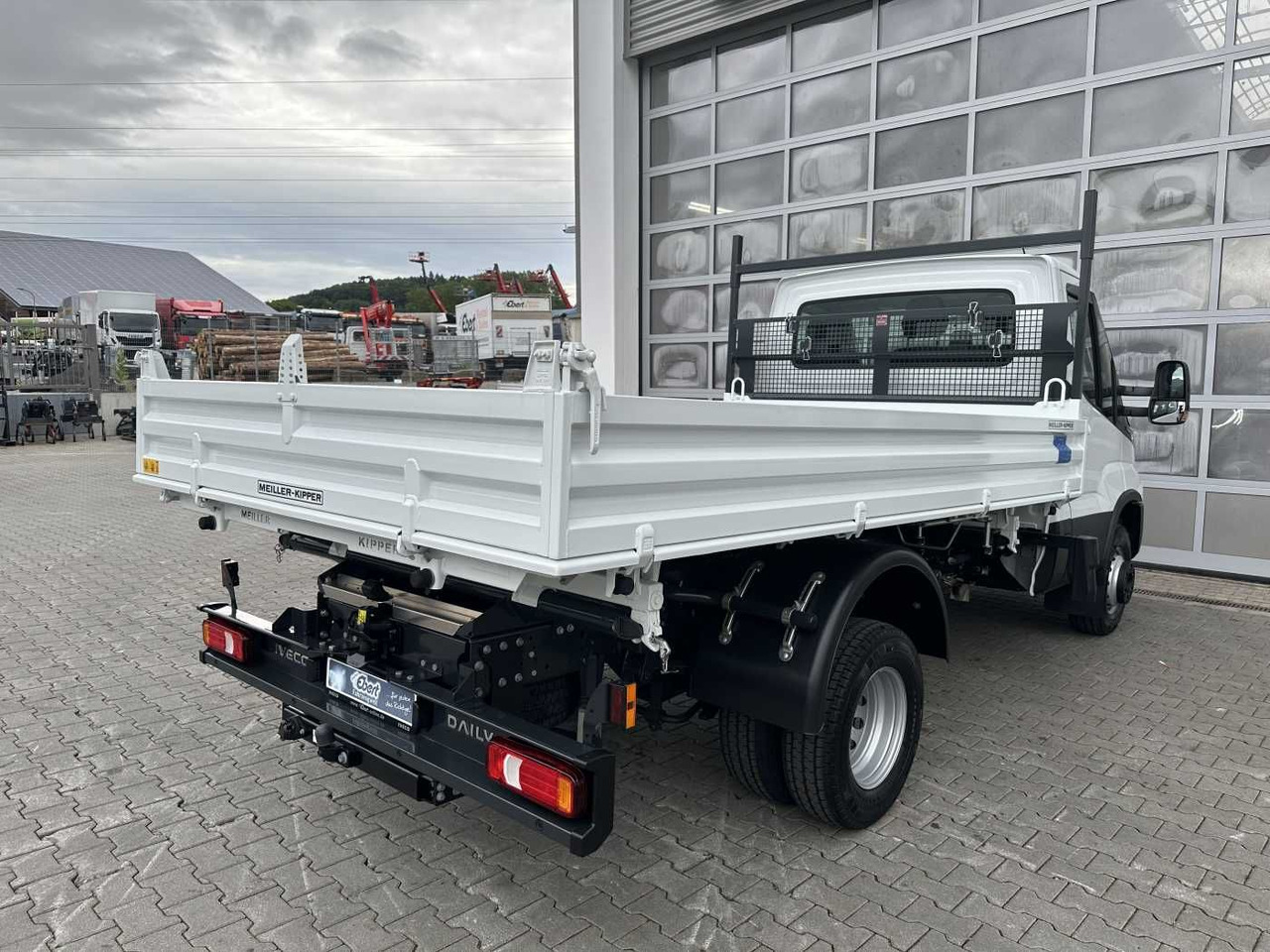 Iveco 70C18H 3-S.-Kipper Meiller *R3.450mm*2xAHK* - Transportbil med tippflak: bild 5 Iveco 70C18H 3-S.-Kipper Meiller *R3.450mm*2xAHK* - Transportbil med tippflak: bild 5