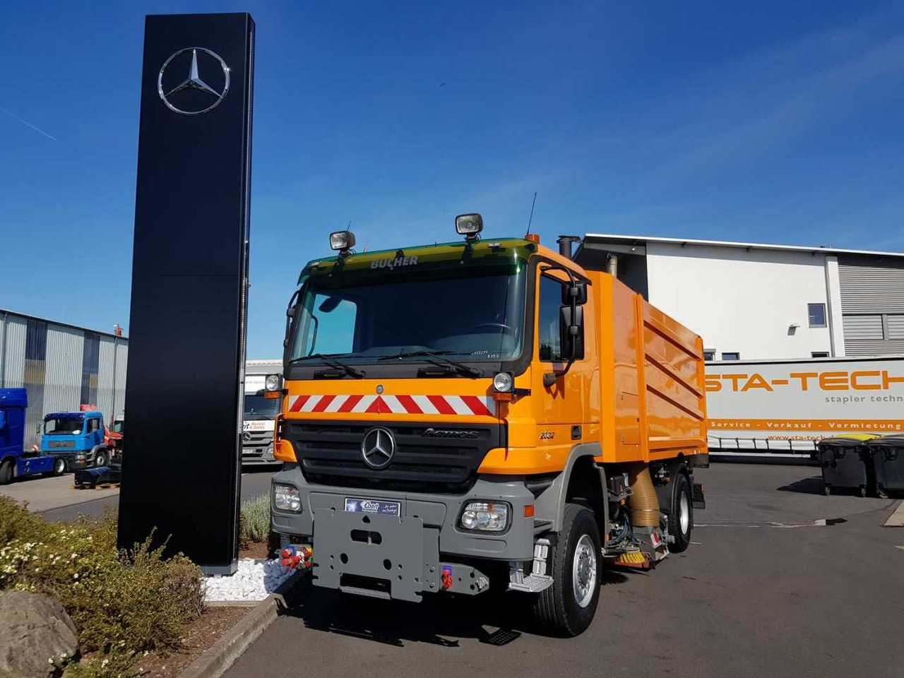 Mercedes-Benz Actros 2032 A 4x4 Bucher STKF 9500 Airport - Sopmaskin: bild 1 Mercedes-Benz Actros 2032 A 4x4 Bucher STKF 9500 Airport - Sopmaskin: bild 1