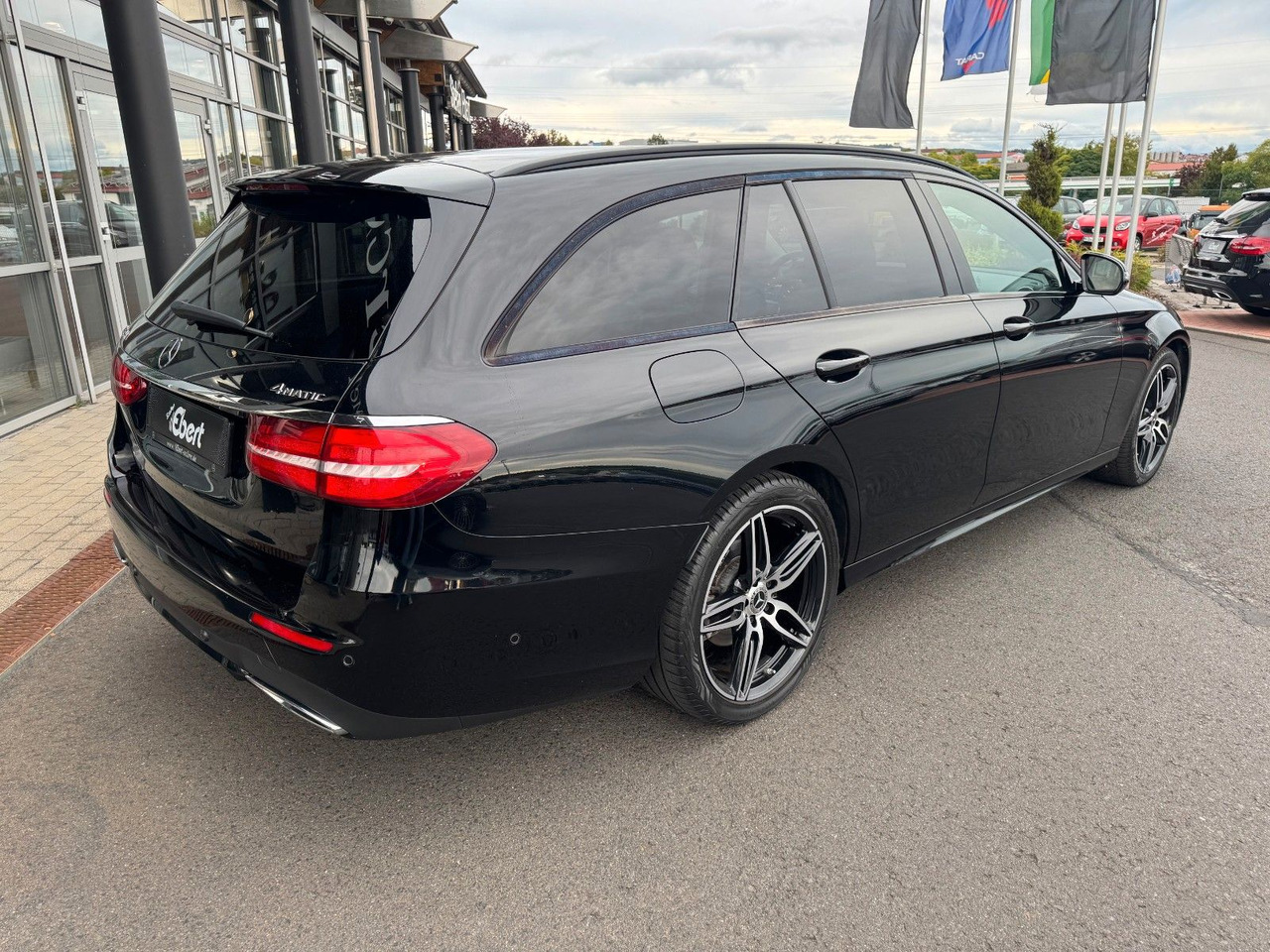 Mercedes-Benz E 220d T 4M+AMG+Pano+Brum+360+Night - Kombi: bild 4 Mercedes-Benz E 220d T 4M+AMG+Pano+Brum+360+Night - Kombi: bild 4