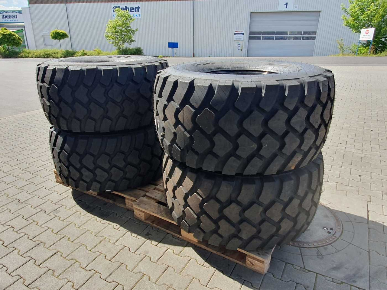 Mercedes-Benz Radlader Reifen mit Felge / NEU / lagernd - Komplett hjul för Lantbruksmaskiner: bild 5 Mercedes-Benz Radlader Reifen mit Felge / NEU / lagernd - Komplett hjul för Lantbruksmaskiner: bild 5