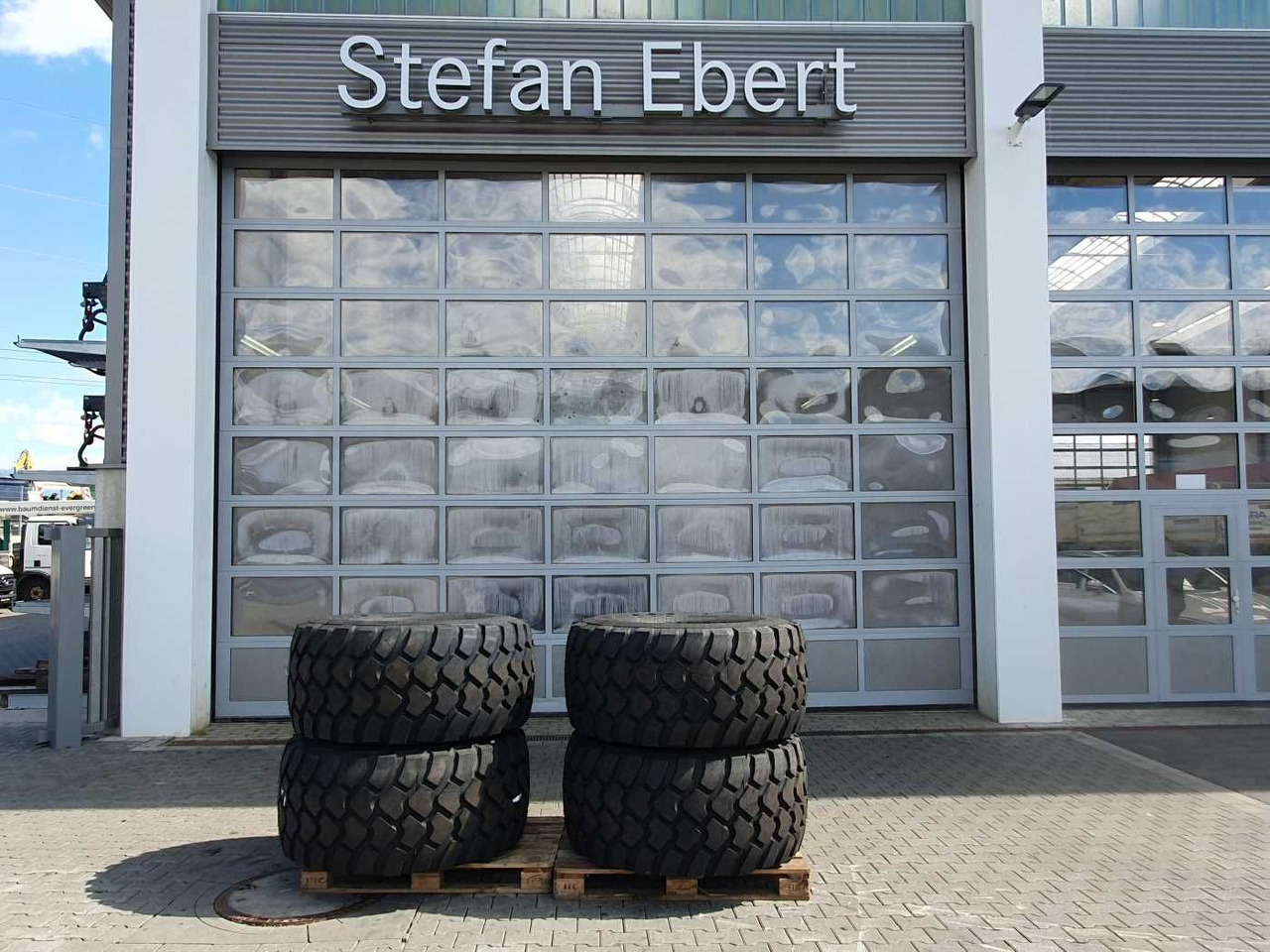 Mercedes-Benz Radlader Reifen mit Felge / NEU / lagernd - Komplett hjul för Lantbruksmaskiner: bild 1 Mercedes-Benz Radlader Reifen mit Felge / NEU / lagernd - Komplett hjul för Lantbruksmaskiner: bild 1
