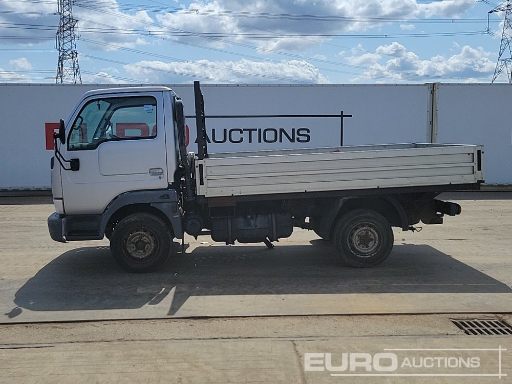 2006 Nissan Cabstar 34.10 - Transportbil med flak: bild 2 2006 Nissan Cabstar 34.10 - Transportbil med flak: bild 2