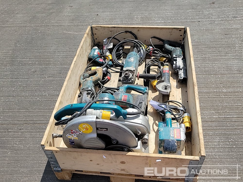 Makita 110Volt Cut Off Saw, Belt Sander, Grinder (2 of), Reciprocating Saw (2 of), Hammer Drill, Screwdriver - Entreprenadutrustning: bild 4 Makita 110Volt Cut Off Saw, Belt Sander, Grinder (2 of), Reciprocating Saw (2 of), Hammer Drill, Screwdriver - Entreprenadutrustning: bild 4