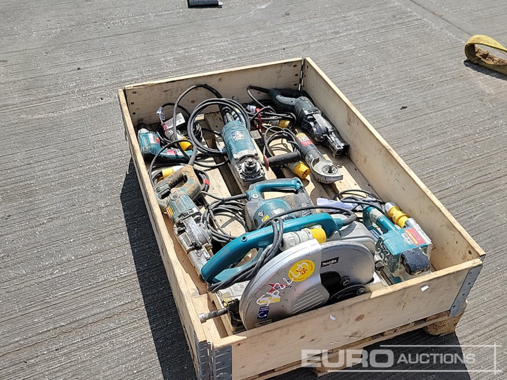 Makita 110Volt Cut Off Saw, Belt Sander, Grinder (2 of), Reciprocating Saw (2 of), Hammer Drill, Screwdriver - Entreprenadutrustning: bild 3 Makita 110Volt Cut Off Saw, Belt Sander, Grinder (2 of), Reciprocating Saw (2 of), Hammer Drill, Screwdriver - Entreprenadutrustning: bild 3