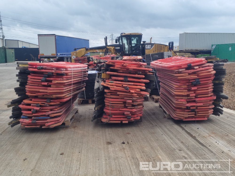 Pallet of Plastic Safety Barriers (5 of) Pallet of Road Signs (3 of) - Entreprenadutrustning: bild 4 Pallet of Plastic Safety Barriers (5 of) Pallet of Road Signs (3 of) - Entreprenadutrustning: bild 4