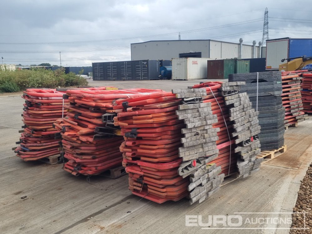 Pallet of Plastic Safety Barriers (5 of) Pallet of Road Signs (3 of) - Entreprenadutrustning: bild 5 Pallet of Plastic Safety Barriers (5 of) Pallet of Road Signs (3 of) - Entreprenadutrustning: bild 5