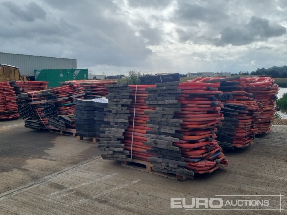 Pallet of Plastic Safety Barriers (5 of) Pallet of Road Signs (3 of) - Entreprenadutrustning: bild 3 Pallet of Plastic Safety Barriers (5 of) Pallet of Road Signs (3 of) - Entreprenadutrustning: bild 3