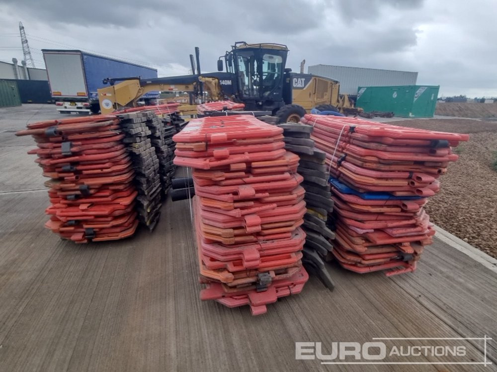 Pallet of Plastic Safety Barriers (5 of) Pallet of Road Signs (3 of) - Entreprenadutrustning: bild 4 Pallet of Plastic Safety Barriers (5 of) Pallet of Road Signs (3 of) - Entreprenadutrustning: bild 4