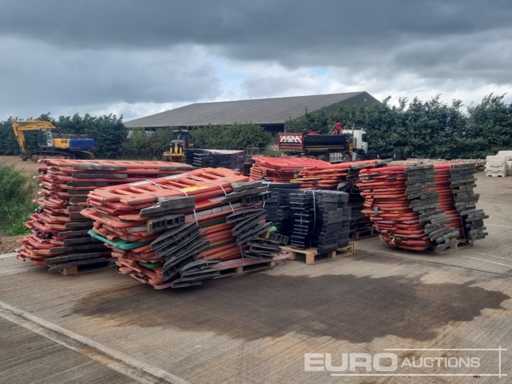 Pallet of Plastic Safety Barriers (5 of) Pallet of Road Signs (3 of) - Entreprenadutrustning: bild 1 Pallet of Plastic Safety Barriers (5 of) Pallet of Road Signs (3 of) - Entreprenadutrustning: bild 1