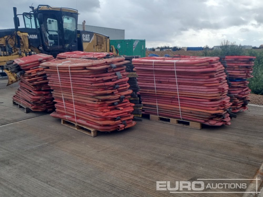 Pallet of Plastic Safety Barriers (5 of) Pallet of Road Signs (3 of) - Entreprenadutrustning: bild 3 Pallet of Plastic Safety Barriers (5 of) Pallet of Road Signs (3 of) - Entreprenadutrustning: bild 3