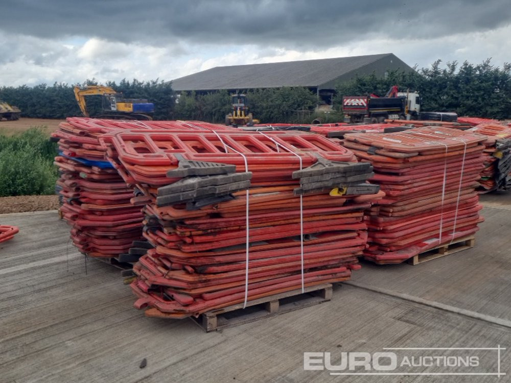 Pallet of Plastic Safety Barriers (5 of) Pallet of Road Signs (3 of) - Entreprenadutrustning: bild 1 Pallet of Plastic Safety Barriers (5 of) Pallet of Road Signs (3 of) - Entreprenadutrustning: bild 1