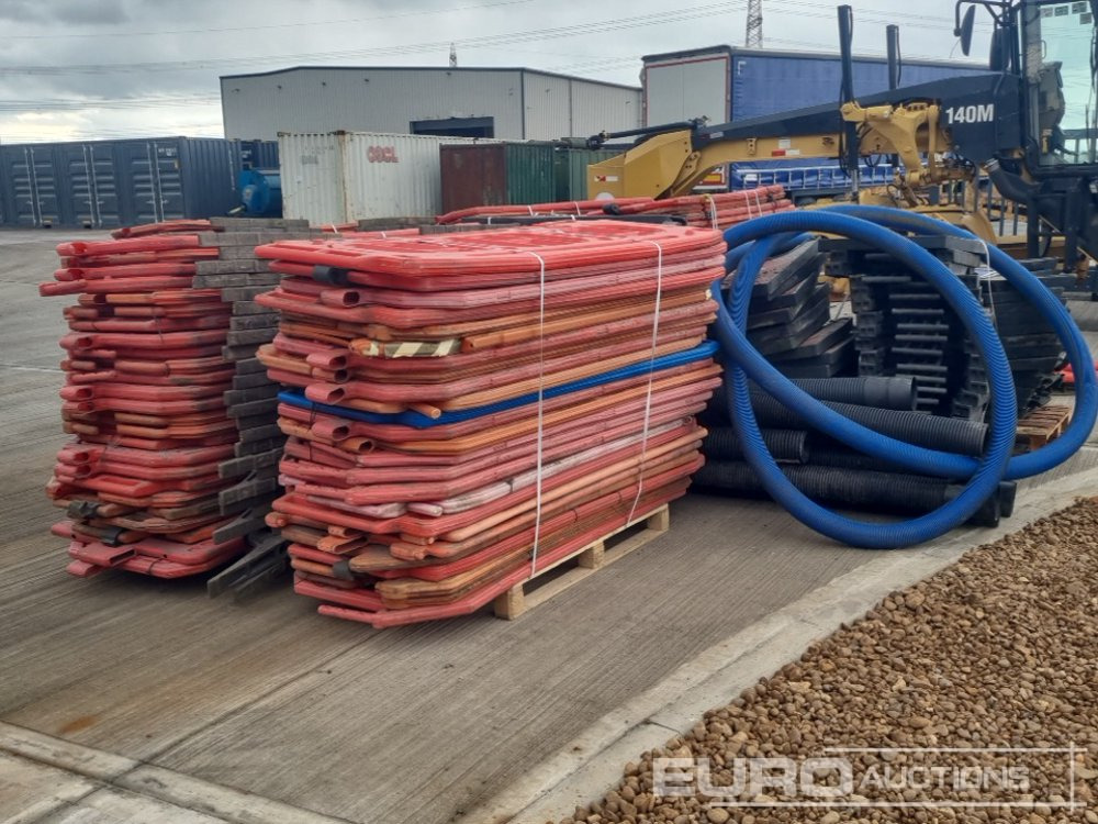 Pallet of Plastic Safety Barriers (5 of) Pallet of Road Signs (3 of) - Entreprenadutrustning: bild 5 Pallet of Plastic Safety Barriers (5 of) Pallet of Road Signs (3 of) - Entreprenadutrustning: bild 5