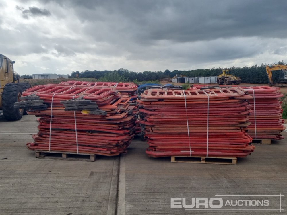 Pallet of Plastic Safety Barriers (5 of) Pallet of Road Signs (3 of) - Entreprenadutrustning: bild 2 Pallet of Plastic Safety Barriers (5 of) Pallet of Road Signs (3 of) - Entreprenadutrustning: bild 2
