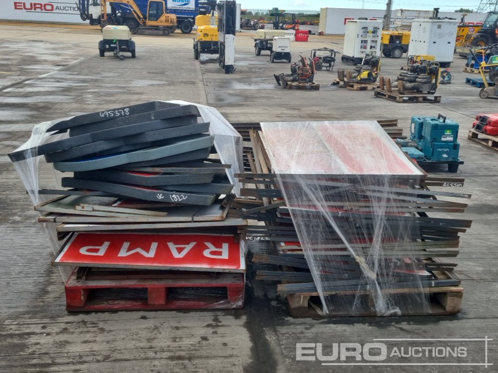 Entreprenadutrustning Pallet of Signs (2 of): bild 8