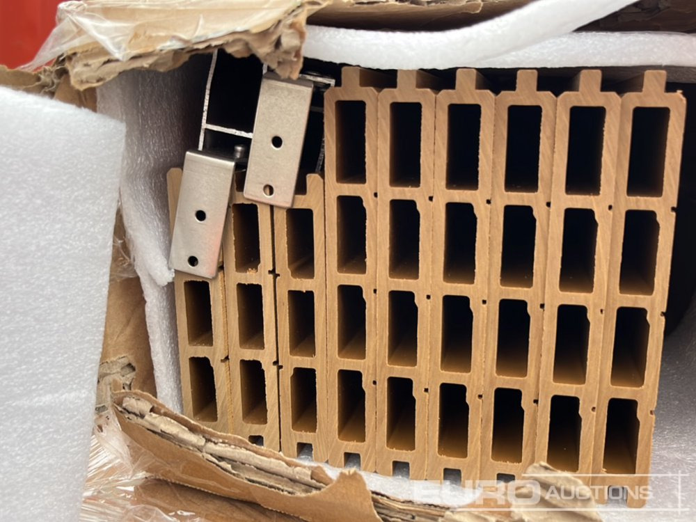 Entreprenadutrustning Unused 1.7m Wide Teak Composite Fence Panel (20 Panels), 2.45m Black Aluminium Post (21 Posts), Complete With Assembly Kit: bild 9