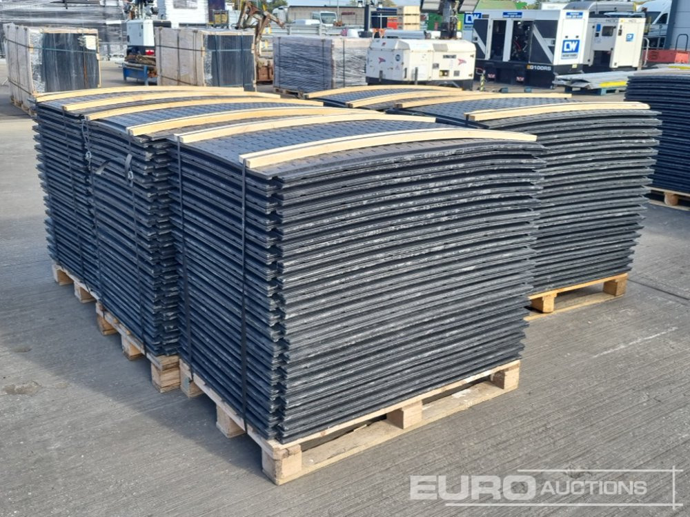 Unused Pallet of 4' x 2.5' Plastic Road Plates (5 of) - Entreprenadutrustning: bild 1 Unused Pallet of 4' x 2.5' Plastic Road Plates (5 of) - Entreprenadutrustning: bild 1