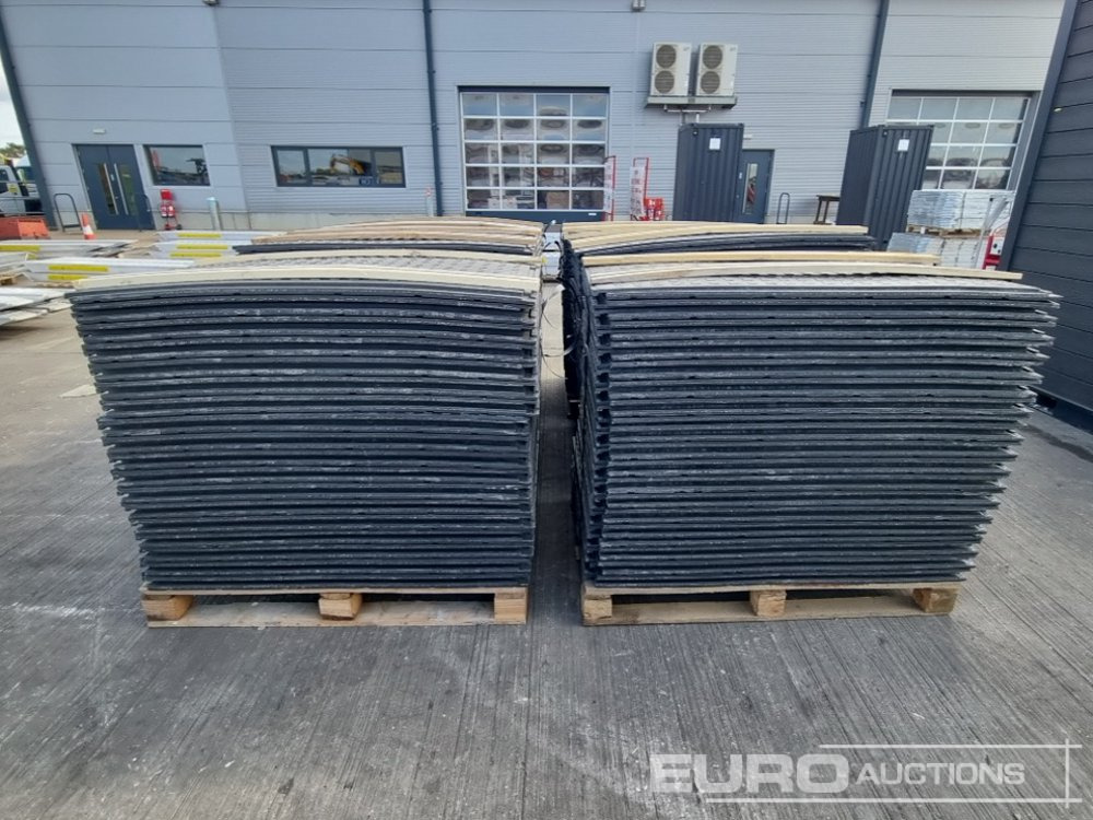 Unused Pallet of 4' x 2.5' Plastic Road Plates (6 of) - Entreprenadutrustning: bild 2 Unused Pallet of 4' x 2.5' Plastic Road Plates (6 of) - Entreprenadutrustning: bild 2