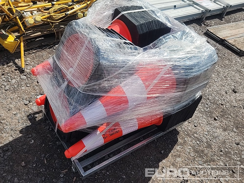 Unused Traffic Cones (60 of) - Entreprenadutrustning: bild 1 Unused Traffic Cones (60 of) - Entreprenadutrustning: bild 1