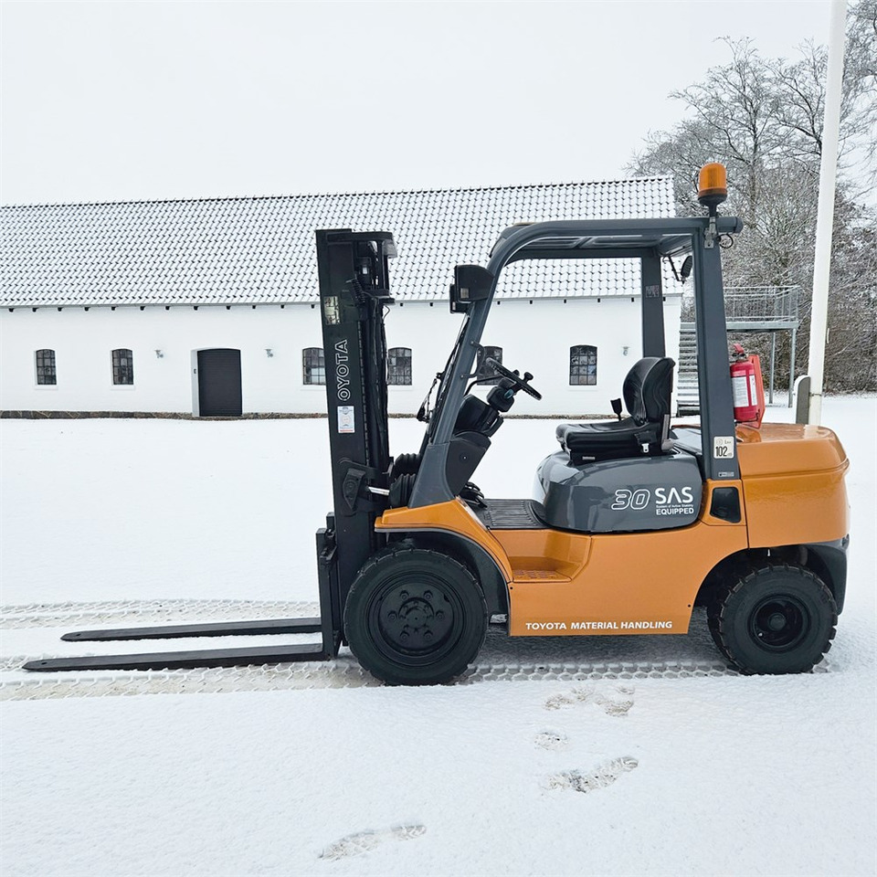 Toyota 30 SAS Equipped - 02-7FDF30 - Motviktstruck: bild 2 Toyota 30 SAS Equipped - 02-7FDF30 - Motviktstruck: bild 2
