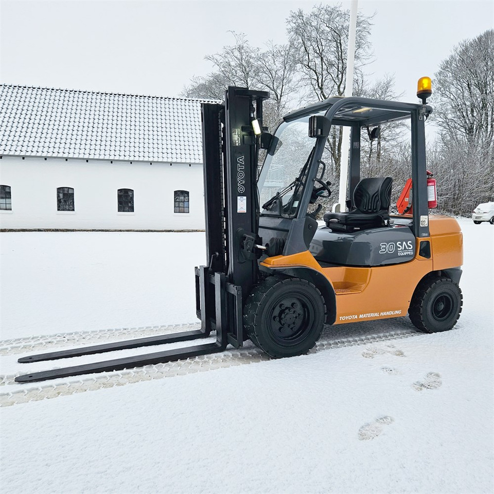 Toyota 30 SAS Equipped - 02-7FDF30 - Motviktstruck: bild 1 Toyota 30 SAS Equipped - 02-7FDF30 - Motviktstruck: bild 1