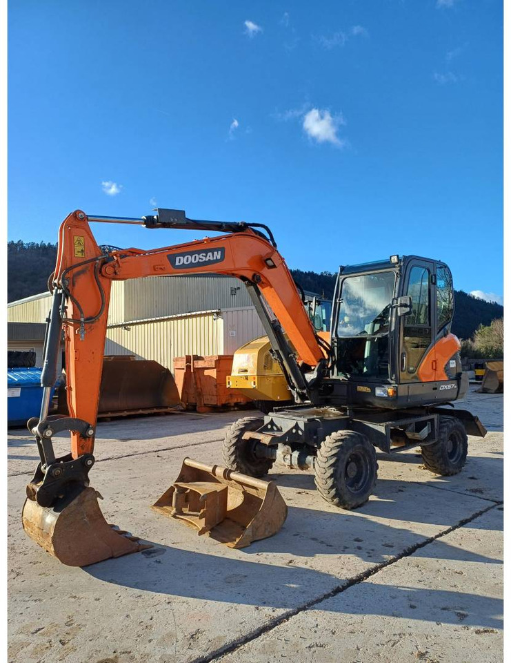DOOSAN INFRACORE AMERICA CORP. DX57W-7 - Grävmaskin på däck: bild 1 DOOSAN INFRACORE AMERICA CORP. DX57W-7 - Grävmaskin på däck: bild 1