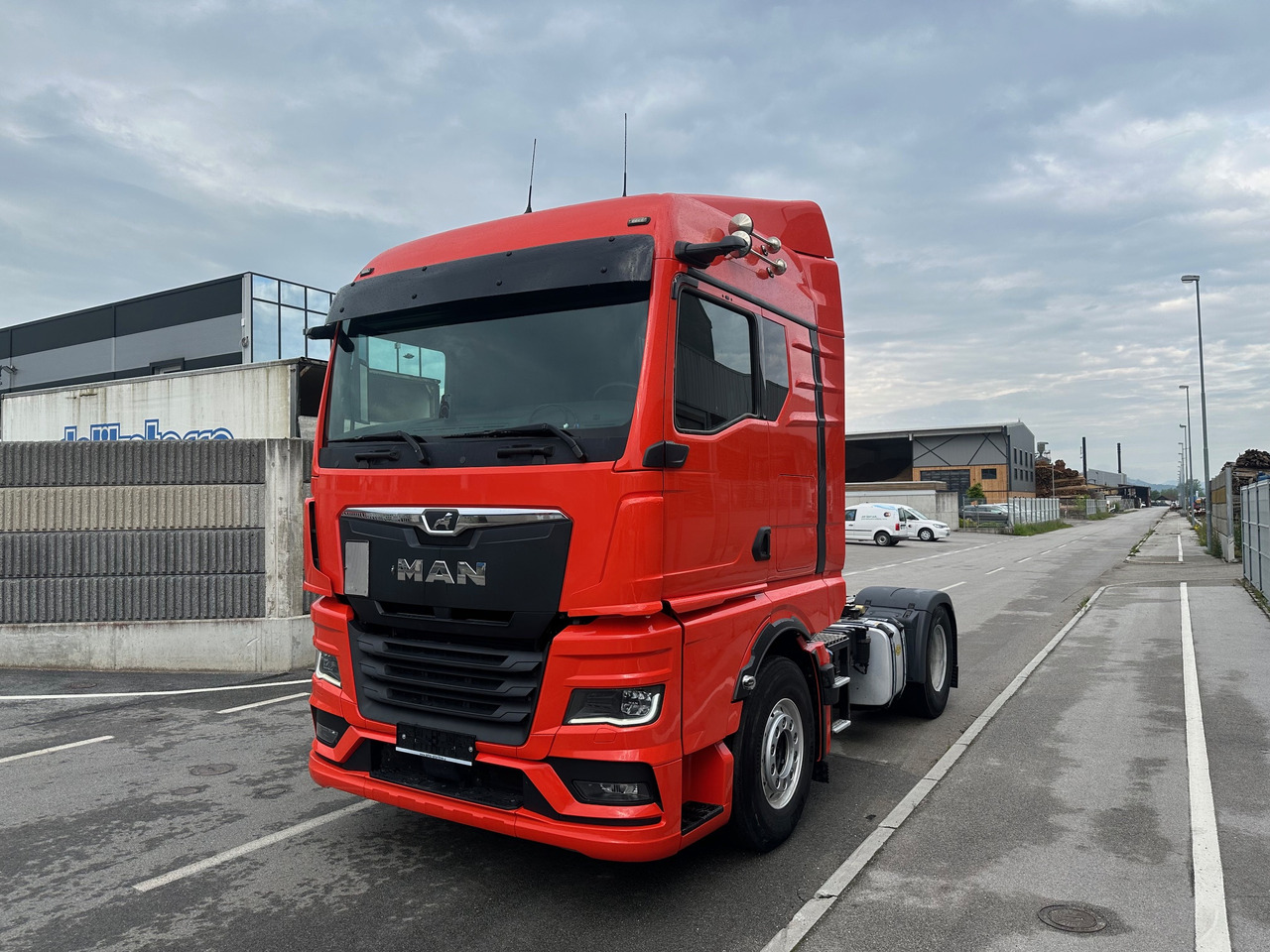 MAN TGX 18.520 4X2 LL Intarder Hydravlika ALU led TV - Dragbil: bild 2 MAN TGX 18.520 4X2 LL Intarder Hydravlika ALU led TV - Dragbil: bild 2