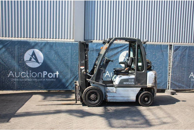 Nissan UD02A25PQ - Gasoltruck: bild 1 Nissan UD02A25PQ - Gasoltruck: bild 1