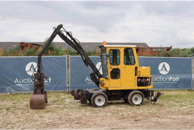 VERMEER ERM S 500 - Grävmaskin på däck: bild 1 VERMEER ERM S 500 - Grävmaskin på däck: bild 1