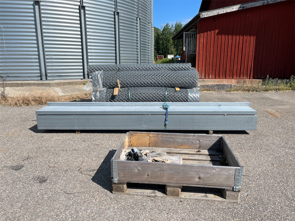 100 meter stängsel med stolpar - Entreprenadutrustning: bild 2 100 meter stängsel med stolpar - Entreprenadutrustning: bild 2
