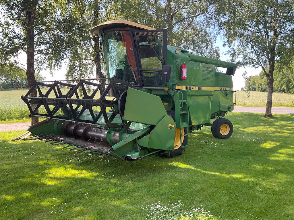 John Deere 1052 - Skördetröska: bild 1 John Deere 1052 - Skördetröska: bild 1