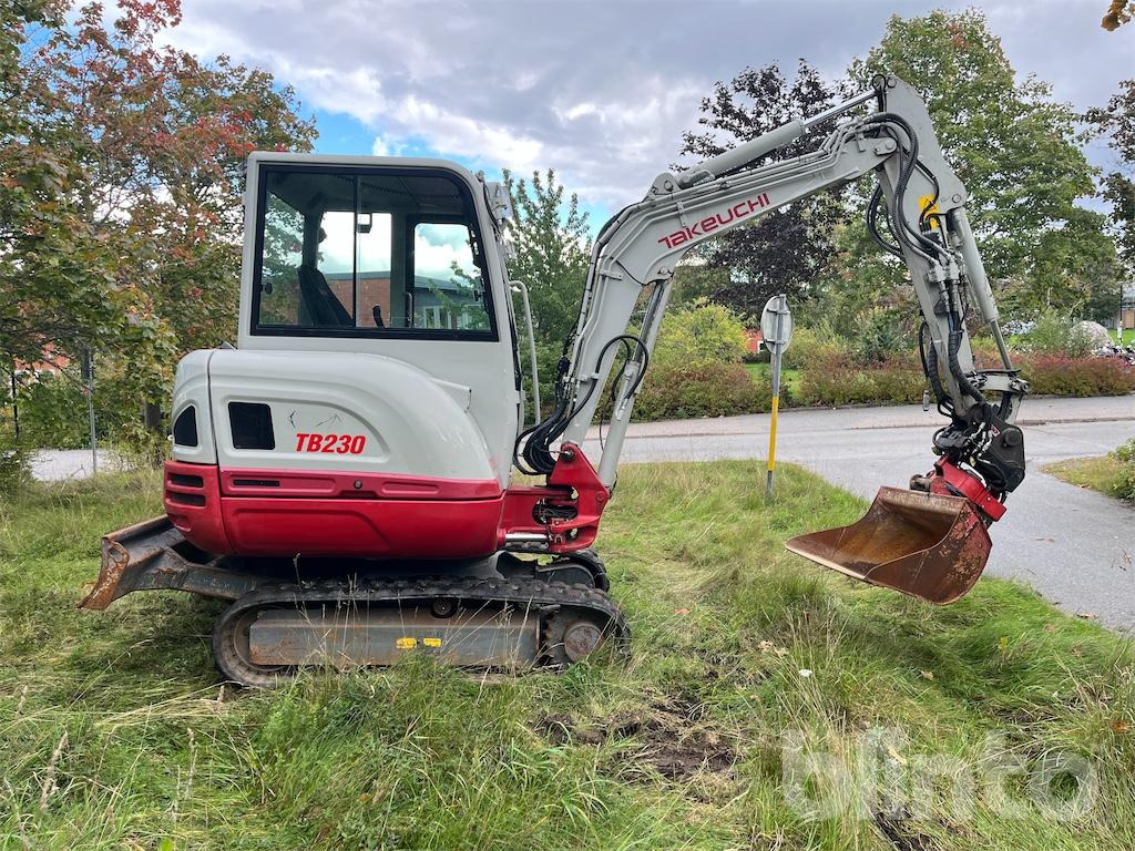 Minigrävare Takeuchi TB 230 med rototilt samt 2 skopor - Bandgrävare: bild 4 Minigrävare Takeuchi TB 230 med rototilt samt 2 skopor - Bandgrävare: bild 4