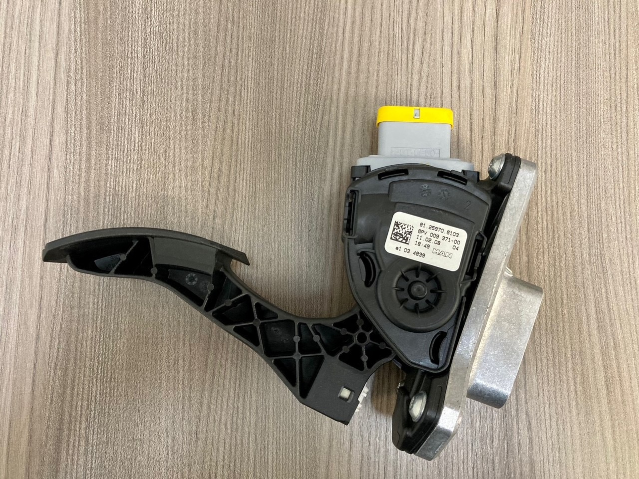 SENSORE POSIZIONE DEL PEDALE - MAN 81259706103 - HELLA 6PV 009 371-00 / 6PV 009 371-711 - Pedal för Lastbil: bild 2 SENSORE POSIZIONE DEL PEDALE - MAN 81259706103 - HELLA 6PV 009 371-00 / 6PV 009 371-711 - Pedal för Lastbil: bild 2
